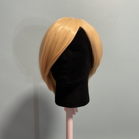 Pixie cut blonde wig - Picture 2 of 7